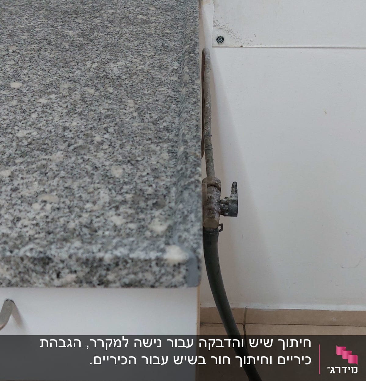 שיש אפור עם כתמים בהירים על ארון מטבח
